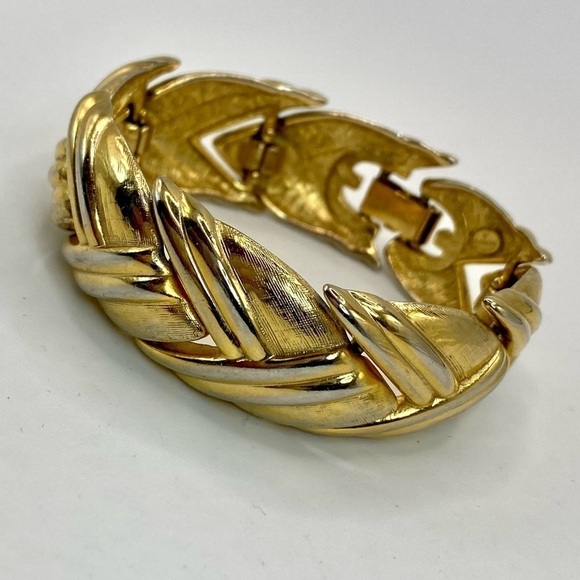 VINTAGE Givenchy RARE Gold Tone Bracelet & Post Earrings set - Picture 8 of 11